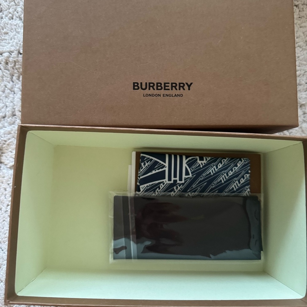 Burberry Elegant Black Sunglasses - Picture 7 of 7